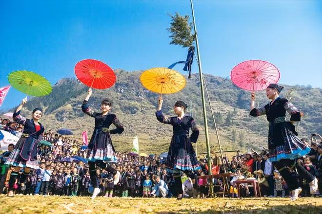 Un espectáculo de danza tradicional del grupo étnico Hmong en el Festival Gau Tao en Sa Pa. (Foto: VNA)