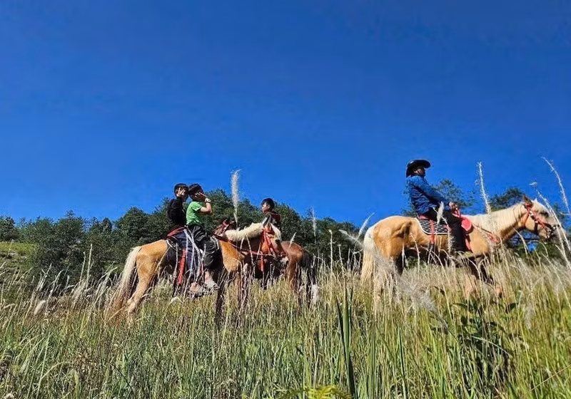 El producto turístico “Paseo a caballo para descubrir el Extremo Norte de Tuyen Quang” se presenta en la aldea Then Pa, comuna de Lung Cu (Foto: VNA)