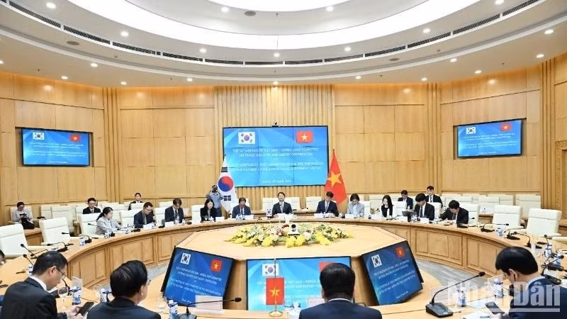 En la 14ª Sesión del Comité Conjunto de Cooperación Comercial, Industrial y Energética entre Vietnam y Corea del Sur (Foto: Nhan Dan)