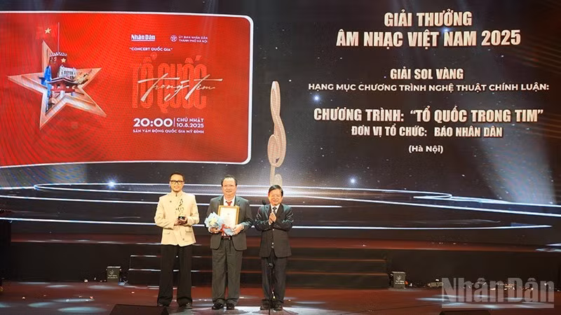 Un representante del diario Nhan Dan recibe el Sol de Oro en la categoría de Programa político-artístico 2025 por el concierto “Patria en el corazón”. (Foto: Linh Bao)
