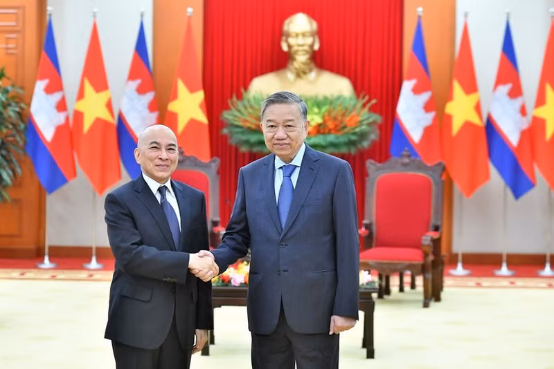 El secretario general del Partido Comunista de Vietnam, To Lam, y el rey de Camboya, Preah Bat Samdech Preah Boromneath Norodom Sihamoni. (Foto: VNA)