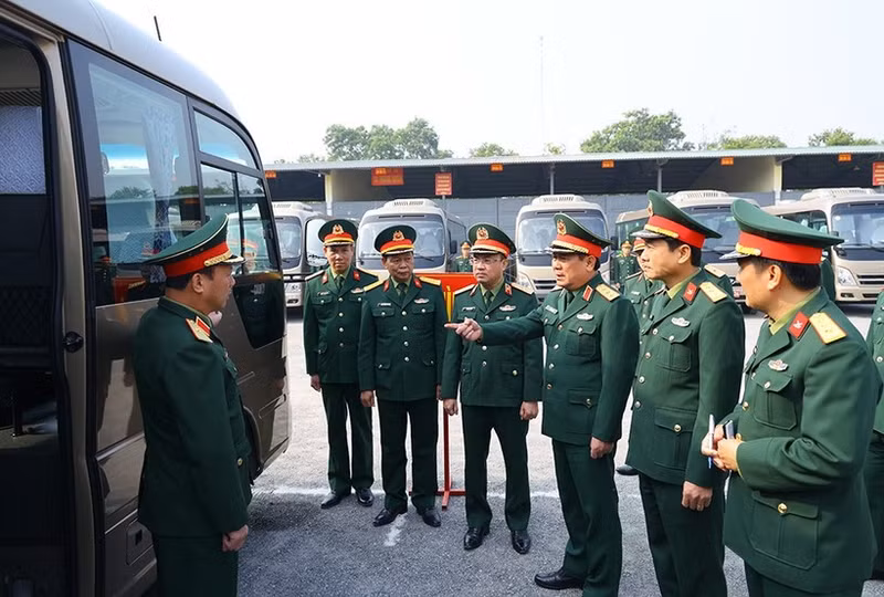 El coronel general Le Huy Vinh, miembro del Comité Central del Partido y viceministro de Defensa, inspecciona las tareas en la Brigada 971, adscrita al Departamento de Vehículos y Transporte de la Dirección General de Logística y Técnica. (Foto: VNA)