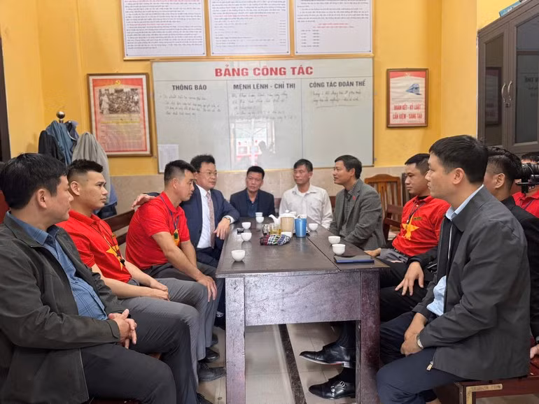 Dang Sy Manh, presidente del Consejo de Miembros de la Corporación de Ferrocarriles de Vietnam, visita la estación de Hai Phong para felicitar a los funcionarios y empleados con motivo del Año Nuevo Lunar.