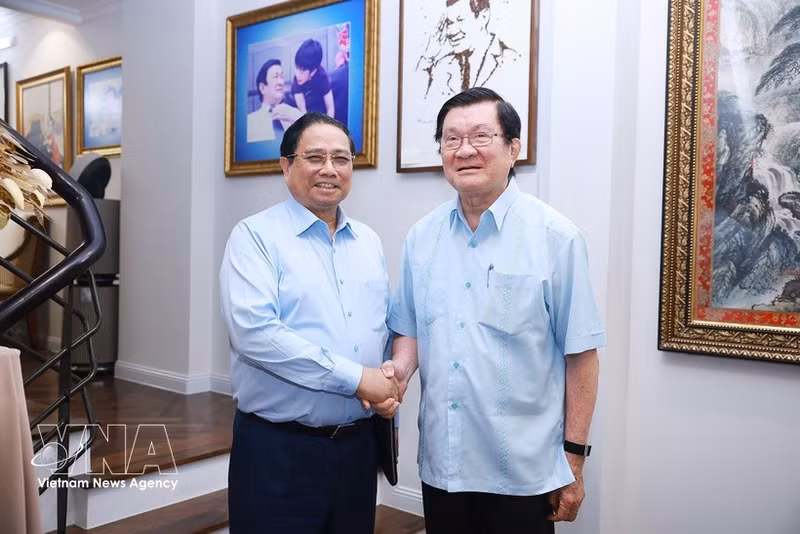 El primer ministro de Vietnam, Pham Minh Chinh (izquierda), visita al expresidente Truong Tan Sang (Foto: VNA)