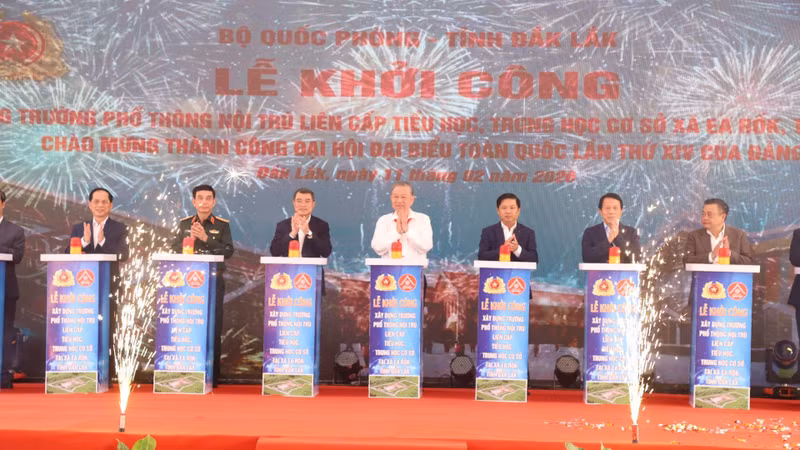 El secretario general del Partido Comunista de Vietnam, To Lam, asiste a la ceremonia de inicio de la construcción de la escuela interna de educación primaria y secundaria en la comuna de Ea Rok, provincia de Dak Lak (Foto: Nhan Dan)