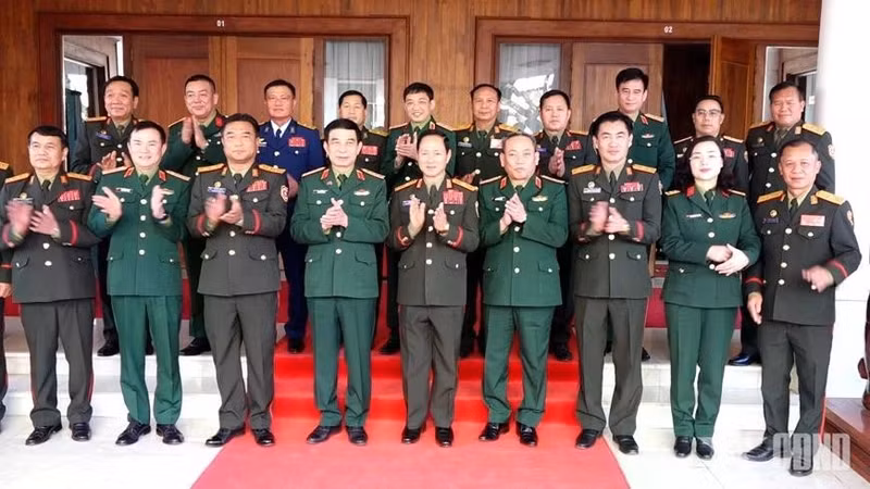 El ministro de Defensa de Vietnam, general Phan Van Giang, y su homólogo laosiano, general Khamliang Outhakaysone toman foto con otros delegados. (Foto: qdnd.vn)