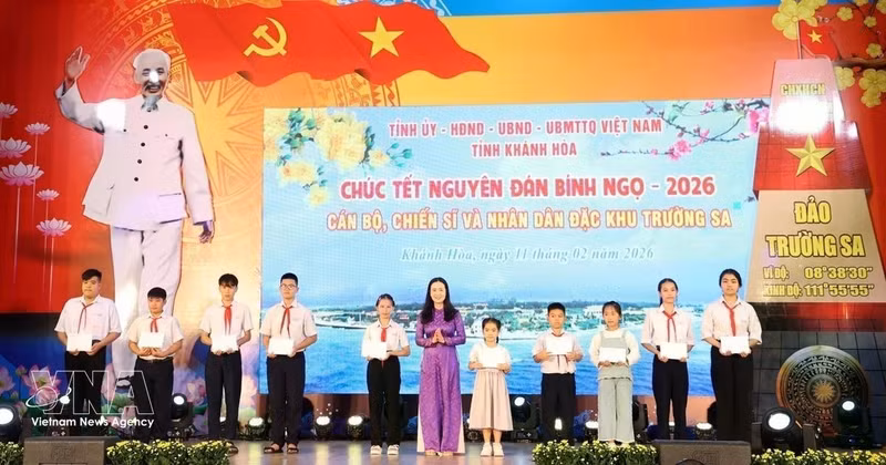 Entregan becas para hijos de cuadros y militares de la Zona Especial de Truong Sa. (Foto: VNA)