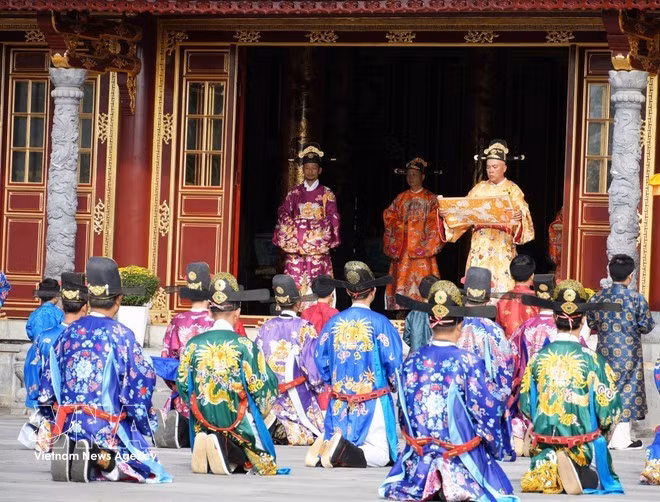 La ceremonia de la Gran Audiencia Real del Año Nuevo Lunar de la dinastía Nguyen se recrea en el Palacio Thai Hoa de la Ciudadela Imperial de Hue. (Foto: VNA)