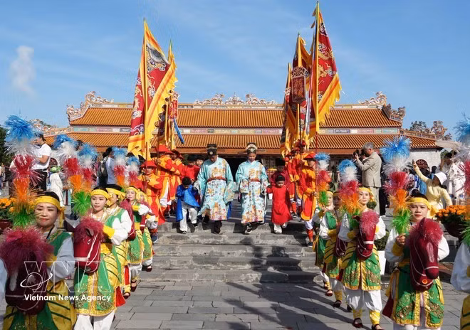 Tras el ritual de la Gran Audiencia, el rey abandona el Palacio Thai Hoa para presidir la Audiencia Regular en el Palacio Can Chanh, dentro de la Ciudadela Imperial de Hue. (Foto: VNA)