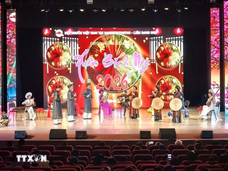 En la ciudad rusa de Ufa, la Asociación local de vietnamitas celebró el Tet con un vibrante evento cultural que reunió a unos 400 participantes. (Foto: VNA)
