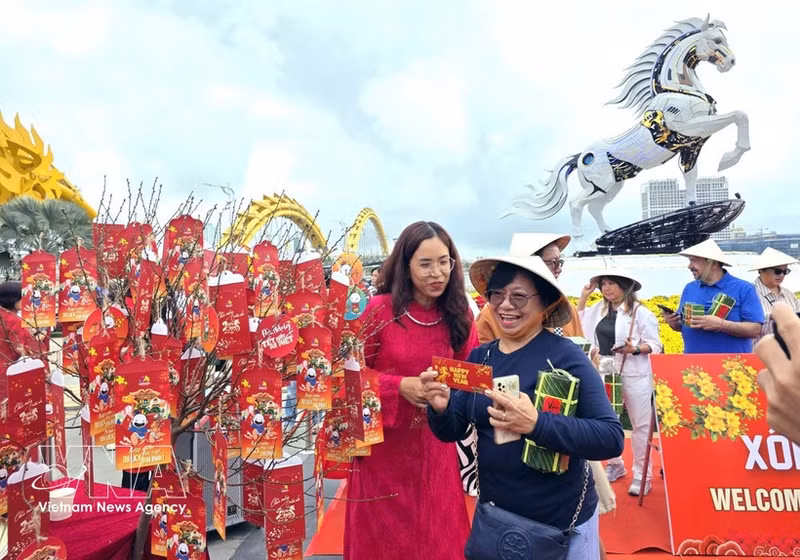 Ciudad de Da Nang recibe a los primeros turistas internacionales en el Año de Caballo. (Foto: VNA)