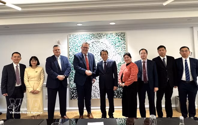 El ministro de Seguridad Pública de Vietnam, general Luong Tam Quang, y Shannon Kellogg, vicepresidente de Políticas Públicas de Amazon para las Américas. (Foto: VNA)