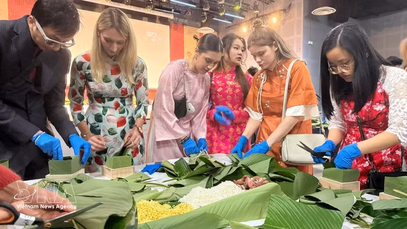 Los jóvenes participan en la elaboración del banh chung (Foto: VNA)