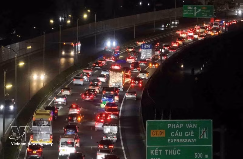 Vehículos circulando lentamente al final de la autopista Phap Van - Cau Gie en dirección al centro de Hanoi la noche del 21 de febrero. (Foto: VNA)