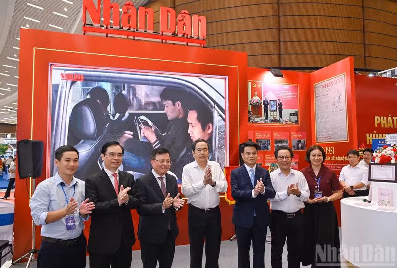 El presidente de la Asamblea Nacional de Vietnam, Tran Thanh Man, visita los pabellones de exhibición en el Festival Nacional de Prensa 2026. (Foto: Nhan Dan)