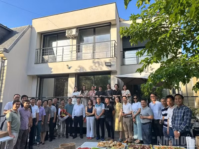 Los representantes de los medios vietnamitas en Francia participan en el encuentro con motivo del 101º aniversario del Día de la Prensa Revolucionaria de Vietnam.