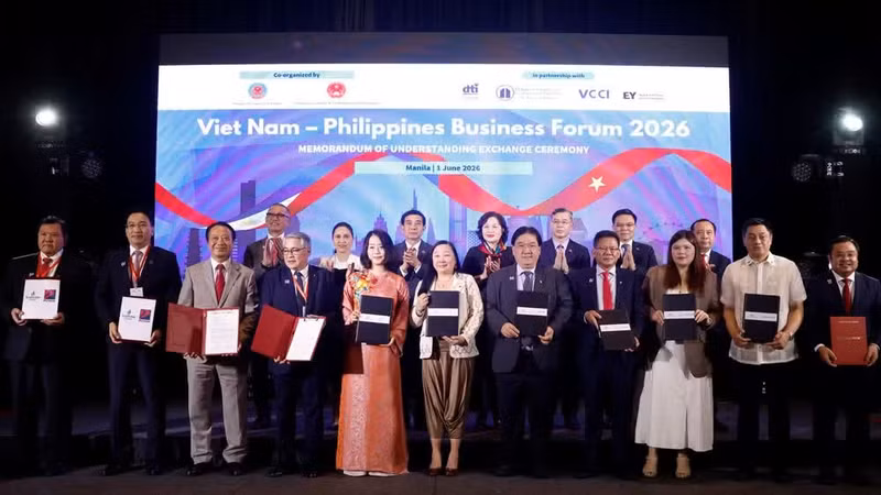 Vietnam Airlines intercambia memorandos de cooperación con socios filipinos en los sectores de la aviación, el turismo y el comercio, en presencia del general Phan Van Giang. 
