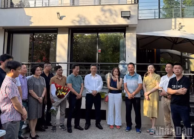 El jefe de la Oficina Permanente del periódico Nhan Dan en Francia, Le Khai Hoan, interviene en el encuentro.