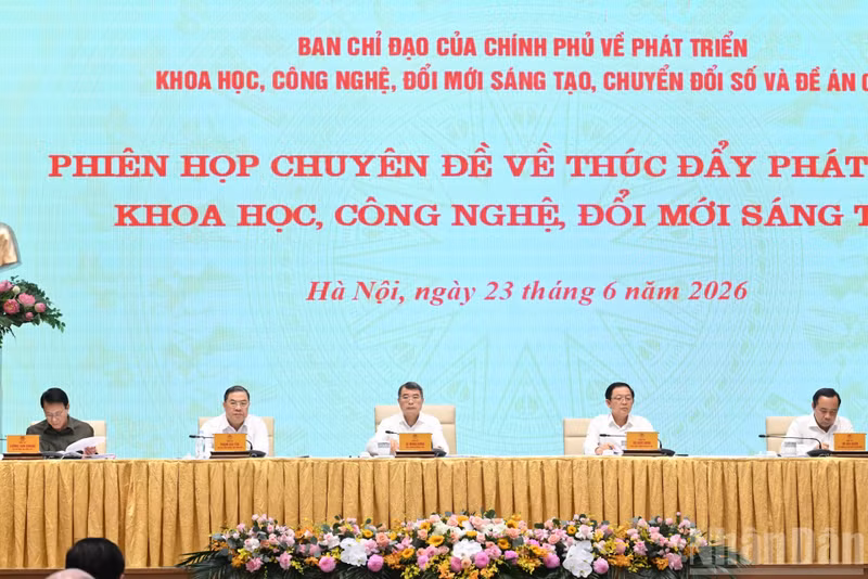 El primer ministro de Vietnam, Le Minh Hung, ordena priorizar recursos para productos tecnológicos estratégicos. (Foto: Nhan Dan)