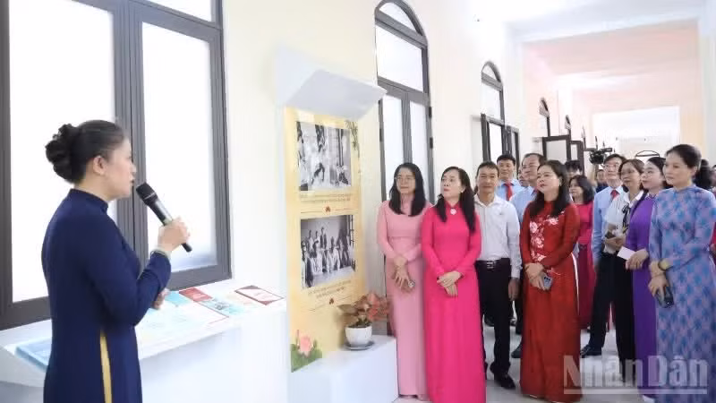 Delegados visitan el Espacio Cultural Ho Chi Minh.