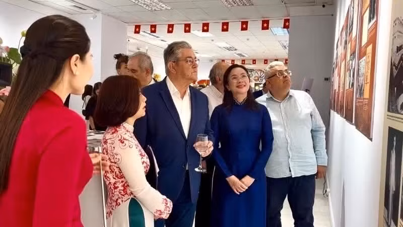 Los invitados recorren la exposición temática. (Foto: Comité Organizador)
