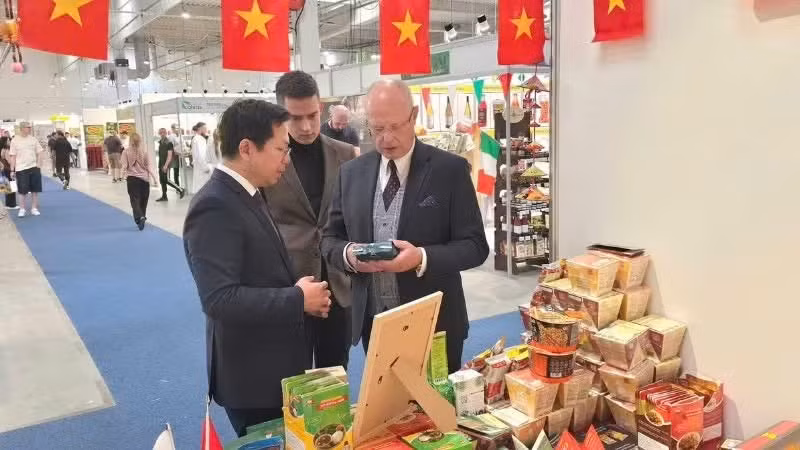 El embajador vietnamita en Polonia, Ha Hoang Hai, presenta productos al presidente de Ptak Warsaw Expo, Tomasz Szypuła. (Foto: Embajada de Vietnam en Polonia)