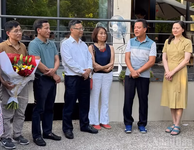 Phan Huy Thang, miembro del Consejo Editorial y jefe de la Secretaría Editorial del periódico Nhan Dan, comparte sus reflexiones durante el encuentro.