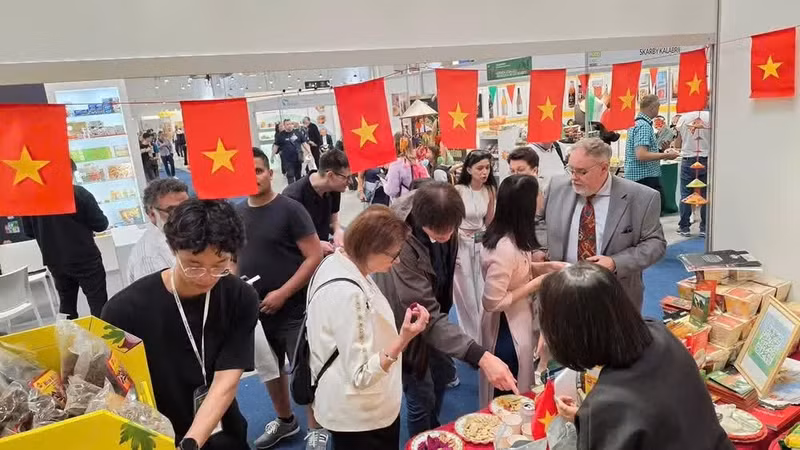 El stand de Vietnam atrae la atención de visitantes y empresarios. (Foto: Embajada de Vietnam en Polonia)