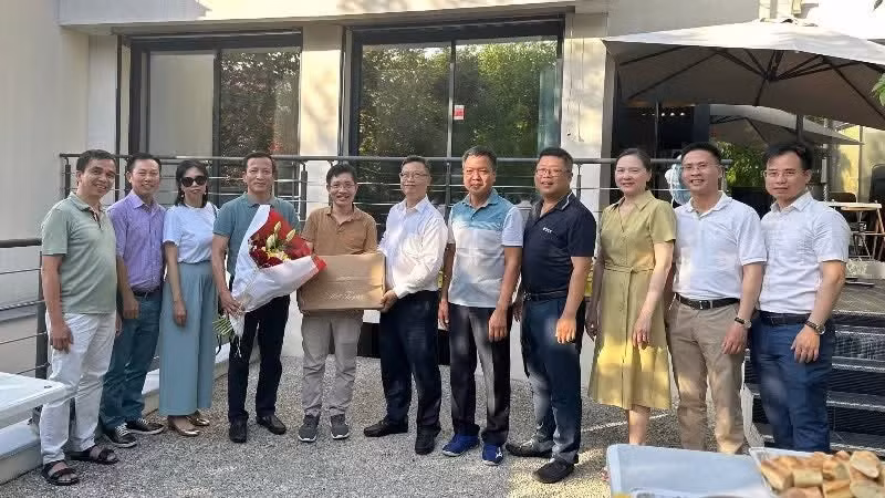 Representantes de las agencias vietnamitas en Francia felicitan a los periodistas con motivo del 101º aniversario del Día de la Prensa Revolucionaria del país.