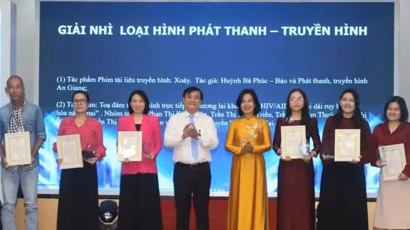 Los líderes del Departamento de Propaganda y Movilización de Masas del Comité Provincial del Partido y de la Asociación de Periodistas de Vietnam entregan los segundos premios.