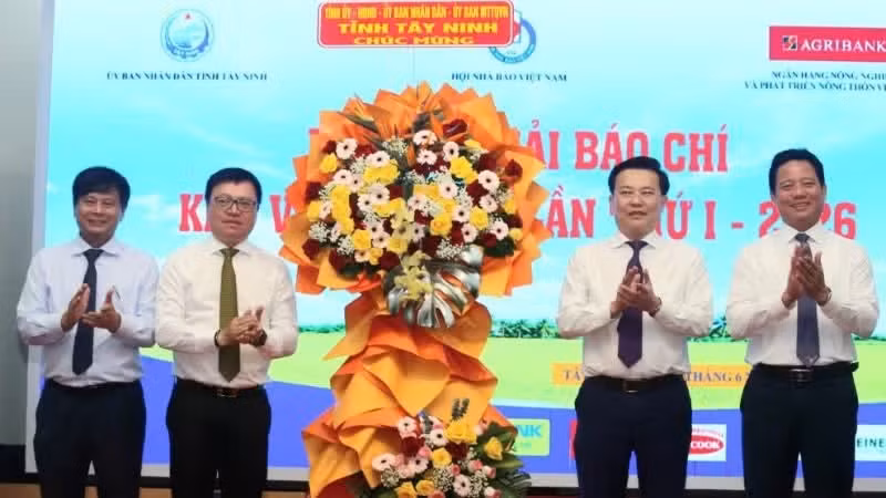 Los líderes de la provincia de Tay Ninh entregan flores a la Asociación de Periodistas de Vietnam.