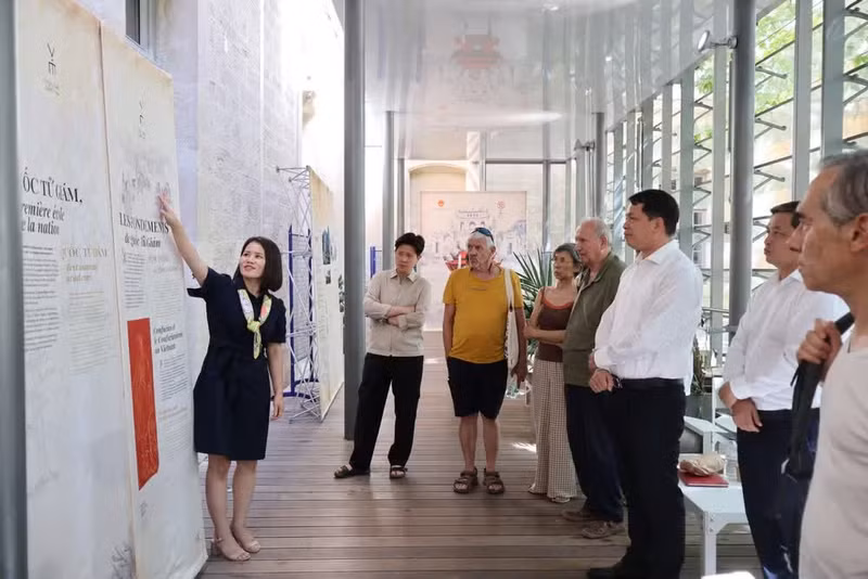Los delegados visitan la exposición temática “Quoc Tu Giam, la Primera Universidad Nacional de Vietnam (1076-2026)”, organizada en el Jardín de Invierno del campus Saint-Charles. (Foto: Comité Organizador)