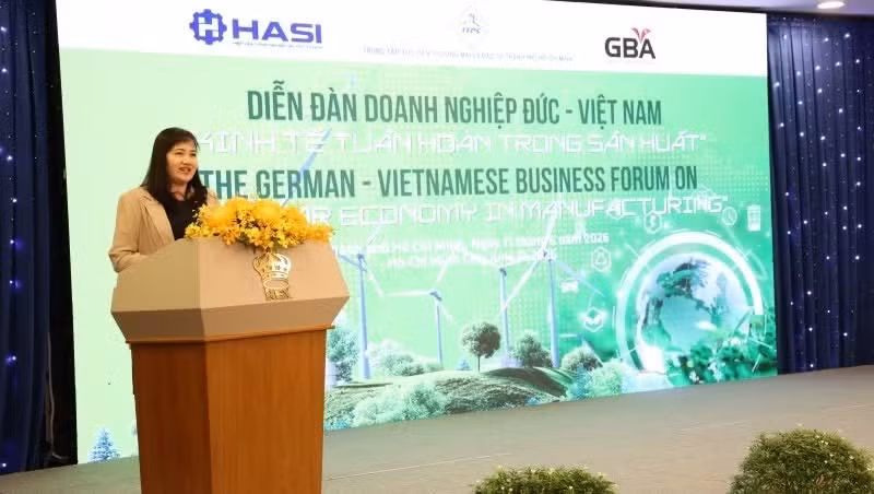Cao Thi Phi Van, subdirectora del Centro de Promoción del Comercio y la Inversión de Ciudad Ho Chi Minh, interviene en el foro. (Foto: Nhan Dan)