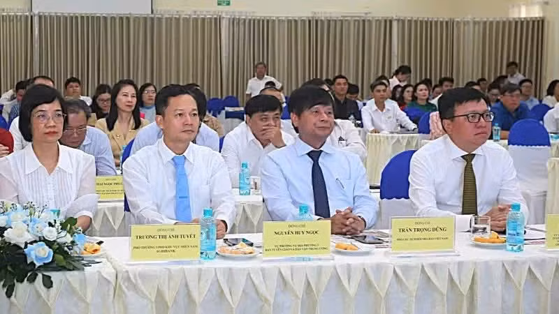 Le Quoc Minh junto a los delegados asistentes al evento.