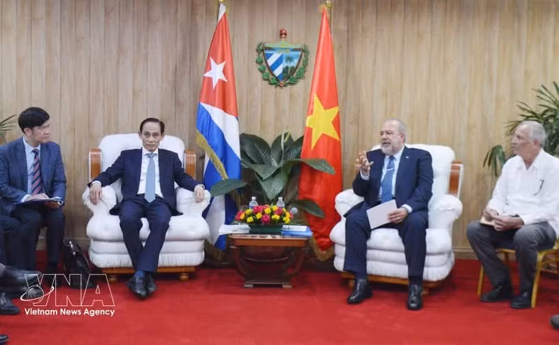En la reunión entre el canciller vietnamita, Le Hoai Trung, y el primer ministro cubano, Manuel Marrero Cruz (Foto: VNA)