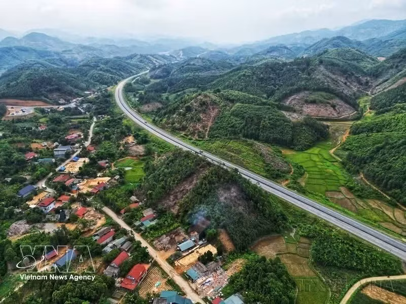 La creciente demanda de financiación para proyectos de infraestructura y transición verde impulsa la búsqueda de nuevas fuentes de capital en Vietnam. En la imagen, la autopista Noi Bai–Lào Cai. (Foto: VNA)