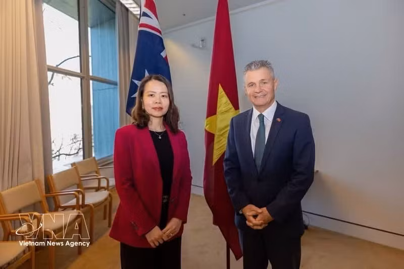 La viceministra de Relaciones Exteriores de Vietnam, Nguyen Minh Hang, y el ministro asistente de Asuntos Exteriores y Comercio de Australia, Matt Thistlethwaite. (Foto: VNA)