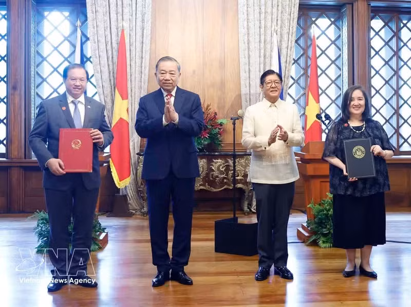 El secretario general del Partido Comunista y presidente de Vietnam, To Lam, y el presidente de Filipinas, Ferdinand R. Marcos Jr., presencian la firma de documentos de cooperación bilateral. (Foto: VNA)