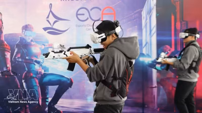 Los estudiantes experimentan juegos de realidad virtual. (Foto: VNA)