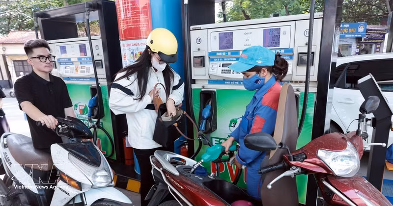Una gasolinera de PVOIL en el 1 de junio de 2026, fecha en la que inicia la comercialización obligatoria de la gasolina biológica E10 en todo el territorio de Vietnam. (Foto: VNA)