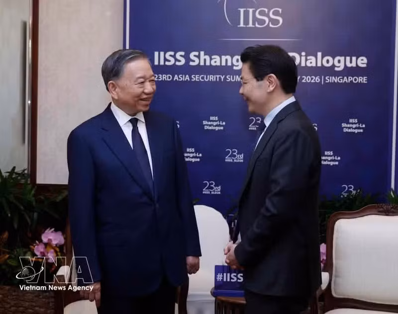 El secretario general del Partido Comunista de Vietnam y presidente del país, To Lam, y el primer ministro de Singapur, Lawrence Wong, asisten al Diálogo Shangri-La 2026. (Foto: VNA)
