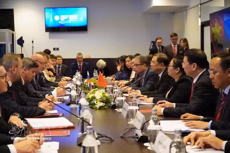 El viceprimer ministro permanente vietnamita, Pham Gia Tuc, se reúne con el viceprimer ministro ruso Dmitry Chernyshenko y representantes de algunas empresas. (Foto: VNA)