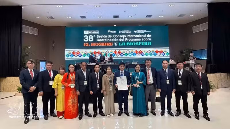 Las autoridades de la provincia de Quang Tri y la Junta de Gestión del Parque Nacional Phong Nha-Ke Bang reciben el certificado de la Unesco. (Foto: VNA)