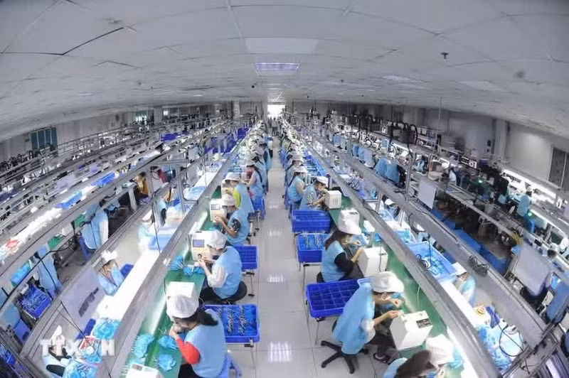 Una línea de fabricación de productos electrónicos en el complejo industrial de Thanh Van, Bac Ninh. (Foto: VNA)