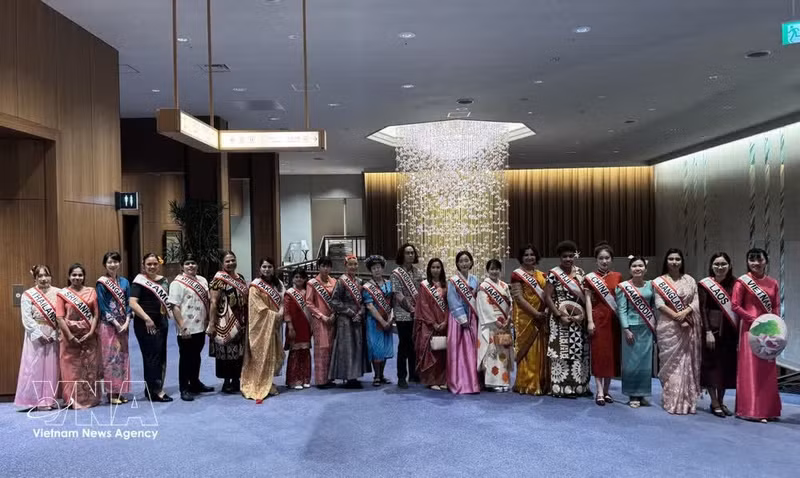 Representantes de diversos países, ataviados con trajes tradicionales, en la feria. (Foto: VNA)