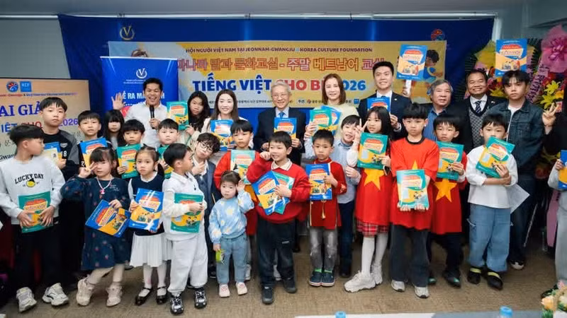 El Comité Organizador entrega a niños vietnamitas residentes en Gwangju el libro “Aprender el idioma vietnamita de forma divertida”.