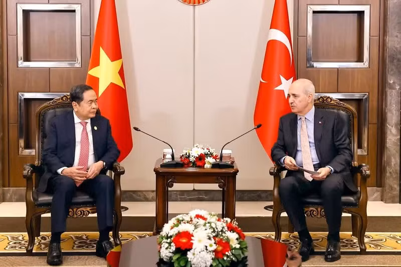 El presidente del Parlamento de Vietnam, Tran Thanh Man, y el titular de la Gran Asamblea Nacional de Turquía, Numan Kurtulmus 