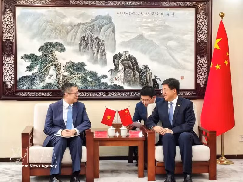 El embajador de Vietnam en China, Pham Thanh Binh, (izquierda) en un encuentro con el primer secretario del Comité Central de la Liga de la Juventud Comunista de China (CYLC), A Dong. (Foto: VNA)
