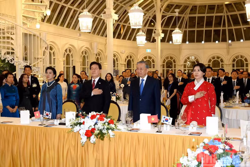 El secretario general del Partido Comunista de Vietnam y presidente del Estado, To Lam, junto con su esposa Ngo Phuong Ly, ofrecen banquete en honor al presidente de Corea del Sur, Lee Jae Myung, y su esposa Kim Hae Kyung. (Foto: Nhan Dan)