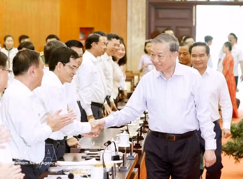 El secretario general del Partido Comunista y presidente de Vietnam, To Lam, sostiene una sesión de trabajo con el Buró Ejecutivo del Comité del Partido de Ciudad Ho Chi Minh (Foto: VNA)